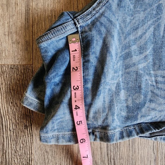 Torrid Midrise Denim Shorts with Skull & Tropical Print Size 18 - Picture 7 of 8